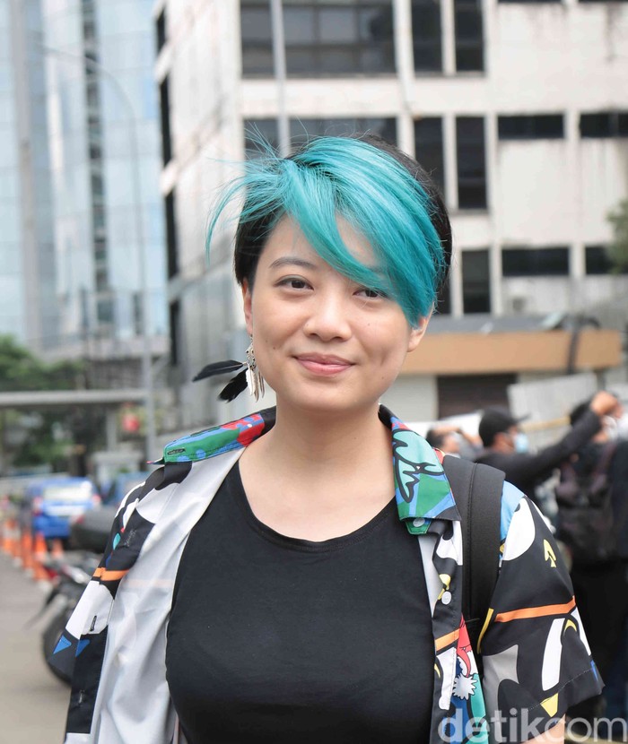 Penyanyi Leony ditemui seusai menjadi bintang tamu acara Kopi Viral, Trans TV, Jakarta Selatan, Jumat (18/12).