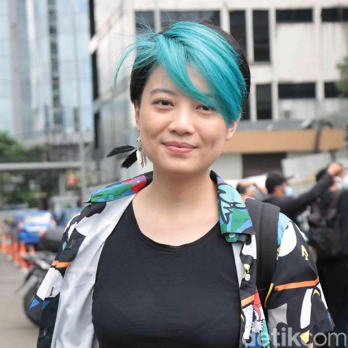 Penyanyi Leony ditemui seusai menjadi bintang tamu acara Kopi Viral, Trans TV, Jakarta Selatan, Jumat (18/12).
