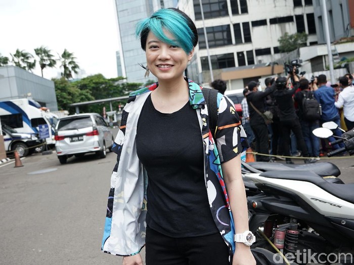 Leony Penyanyi Leony ditemui seusai menjadi bintang tamu acara Kopi Viral, Trans TV, Jakarta Selatan, Jumat (18/12).