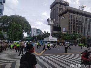 Massa Aksi 1812 di Patung Kuda Dipukul Mundur hingga Simpang Kebon Sirih
