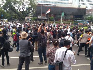 Massa 1812 Saling Dorong dengan Petugas di Jl Agus Salim, 5 Orang Diamankan