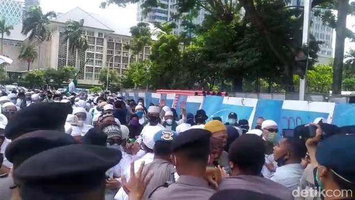 Massa aksi 1812 di Patung Kuda sempat dorong-dorongan dengan polisi
