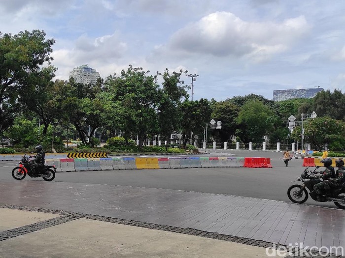 Massa aksi 1812 mulai berkumpul di patung kuda. Jelang aksi 1812, ruas Jalan Medan Merdeka Utara di seberang Istana Merdeka, Jakarta Pusat, ditutup.