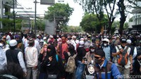 TNI pun masih melakukan penjagaan di sekitar lokasi. Lalu lintas di Jalan Agus Salim tersendat. Kendaraan tidak bisa melintas. (Foto: Adhyasta Dirgantara/detikcom)