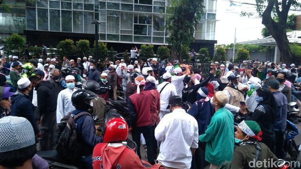 Massa demo 1812 yang berada di Jl H Agus Salim pukul 14.51 WIB (Ahdyasta Dirgantara/detikcom).