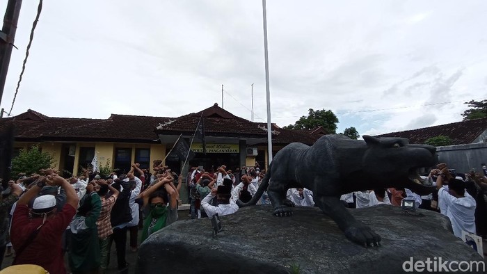 Massa FPI datangi Mapolsek Pangandaran.