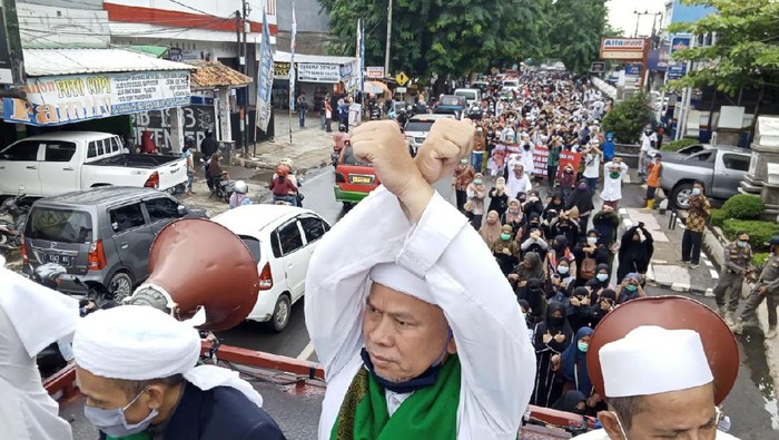 Massa pendukung Habib Rizieq demo di Mapolres Purwakarta