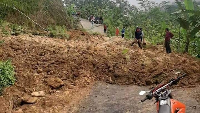 Material longsor menutup akses jalan menuju lokasi tanah gerak di Desa Suwidak dan Bantar, Banjarnegara, Jumat (18/12/2020).