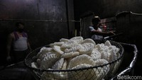 Pada masa pandemi COVID-19, produksi UKM tersebut turun.