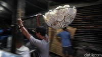 Kini mereka memproduksi kerupuk kurang lebih dua kuintal per hari, angka itu turun 40 persen dari kondisi normal.