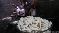 Pekerja tengah menggoreng kerupuk.