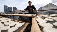 Bisnis kerupuk milik keluarga ini memiliki suka duka, terutama saat musim penghujan, karena kerupuk sukar mengering.