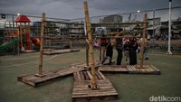 Pameran tersebut menampilkan beragam karya foto yang memotret kehidupan warga di pesisir Jakarta Utara.