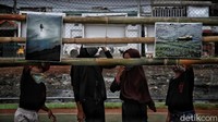 Sejumlah anak mengamati beragam foto yang ditampilkan dalam pameran fotografi tersebut.