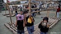 Beragam karya foto yang ditampilkan dalam pameran itu memotret kehidupan warga yang tinggal di kawasan pesisir utara Jakarta.