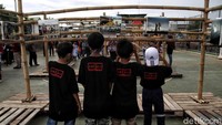 Sejumlah anak tengah melihat beragam karya foto yang ditampilkan dalam pameran fotografi yang digelar di kawasan Cilincing, Jakarta Utara, Jumat (18/12/2020).