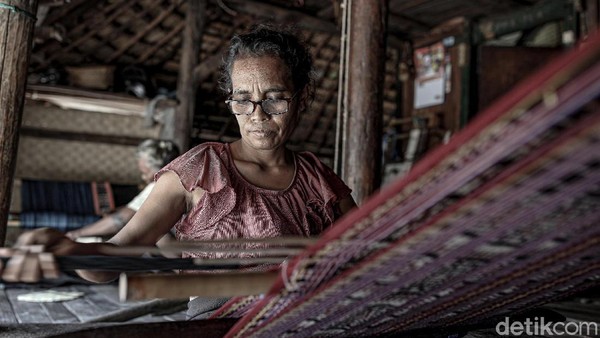 Seperti diketahui, kain tenun menjadi salah satu ciri khas dari daerah Nusa Tenggara Timur.