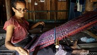 Kain tersebut biasanya digunakan untuk acara pesta pernikahan maupun kematian.