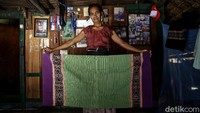 Proses pembuatan kain tenun ini pun masih dilakukan secara tradisional. Namun, saat ini pewarnaan kain tenun tersebut diketahui sudah tidak lagi menggunakan pewarna alami. detikcom bersama BRI mengadakan program Tapal Batas yang mengulas mengenai perkembangan infrastruktur, ekonomi, hingga wisata di beberapa wilayah terdepan khususnya di masa pandemi. Untuk mengetahui informasi dari program ini ikuti terus beritanya di tapalbatas.detik.com!