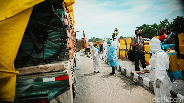 Berbagai upaya dilakukan untuk mencegah penyebaran virus Corona di kawasan perbatasan Motamasin, NTT. Salah satunya dengan melakukan penyemprotan disinfektan.