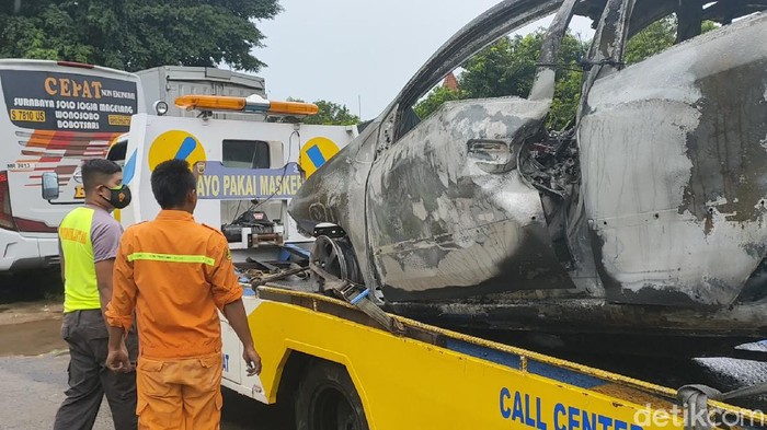 Mobil terbakar di Tol Solo-Sragen, Jumat (18/12/2020).