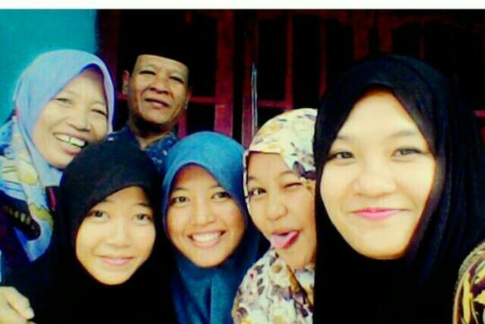 Potret Nova Tenri Dewi Nasution bersama dengan keluarganya