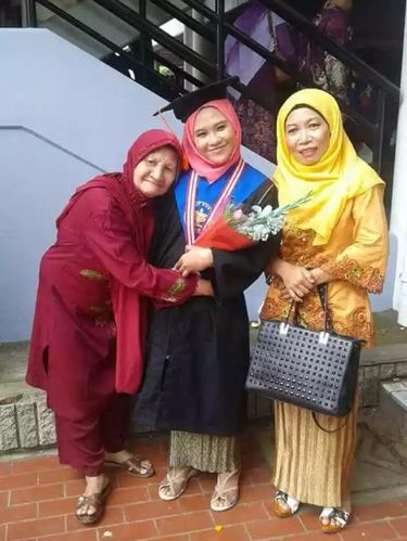 Potret Nova Tenri Dewi Nasution bersama dengan keluarganya