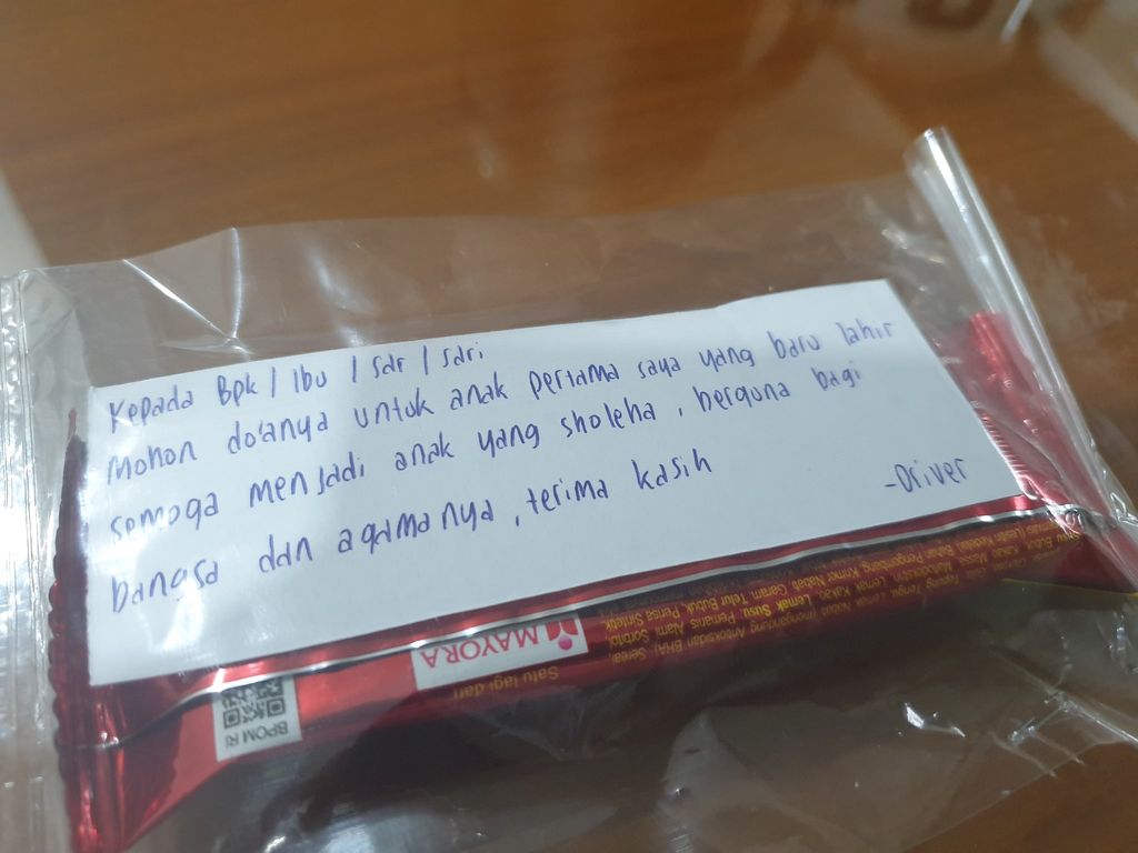 Ojol Bagikan Camilan untuk Rayakan Kelahiran Anaknya