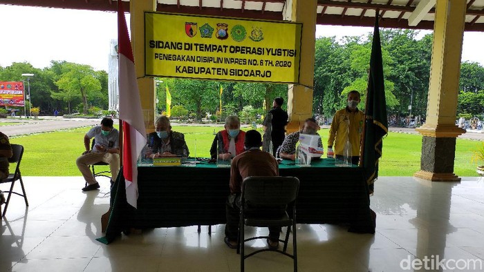 Sidoarjo masih jadi zona oranye COVID-19. Maka dari itu, saat libur Natal dan tahun baru akan diberlakukan aturan jam malam.