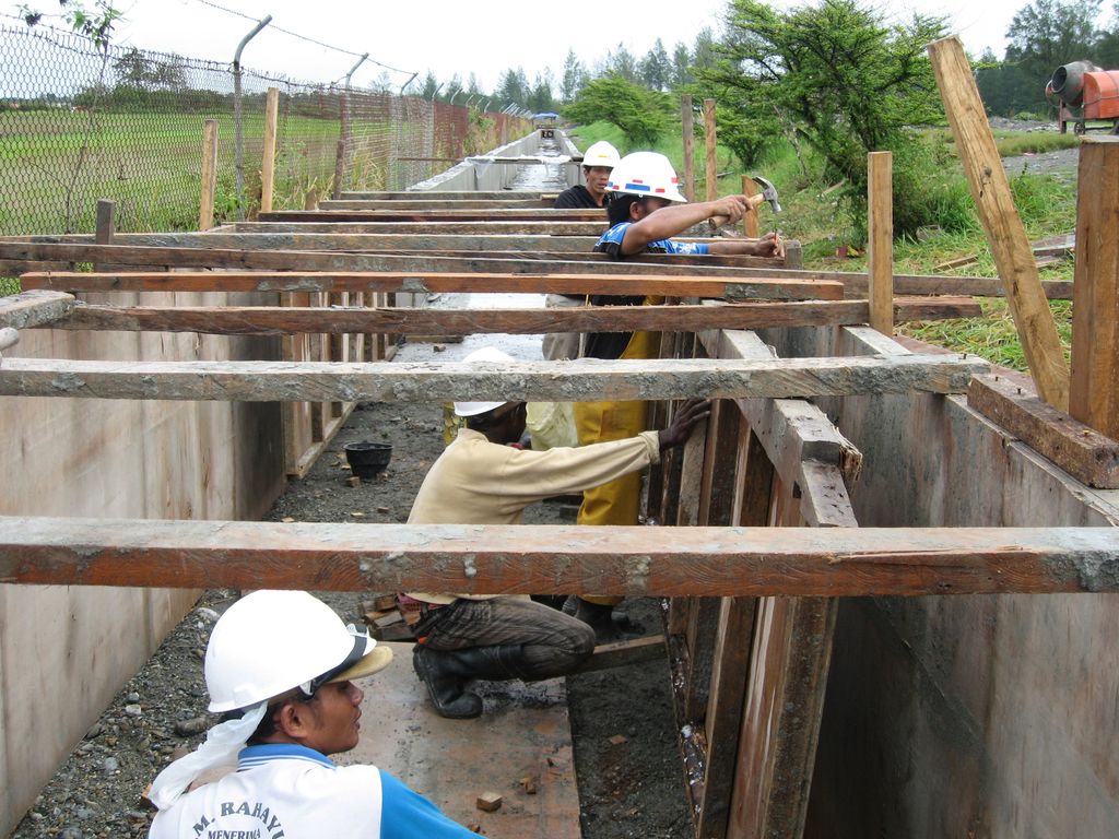 Pada tahun 2007, Freeport Indonesia telah menggunakan tailing sebagai bahan dasar dalam pembangunan drainase di sekitar Bandara Mozes Kilangin, Timika.