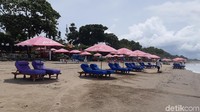Pantai Seminyak adalah kawasan wisata yang terkenal dengan ombak menggiurkan bagi para peselancar. 