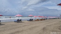 Payung-payung pinggir Pantai Seminyak dulunya selalu terisi penuh, saat ini kosong melompong. Hanya ada segelintir pedagang dan pekerja kebersihan yang terlihat lalu lalang.  