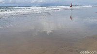Biasanya ada banyak pedagang yang berjualan di area Pantai Seminyak. Tadi, hanya ada seorang ibu yang berdagang aksesoris dengan peluh yang menetes sambil menahan panasnya matahari. 