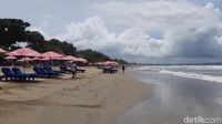 Kesan Seminyak yang dulu hiruk pikuk kini reda. Rasanya sangat berbeda, serasa di pantai pribadi saja.