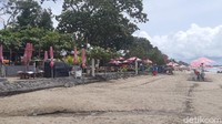 Wajah Pantai Seminyak berubah drastis. Yang tadinya ramai, kini sepi bak pantai pribadi.