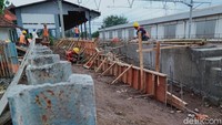 Pembangunan peron baru terkait pengoperasian KRL Yogyakarta-Solo pun terus dilakukan.