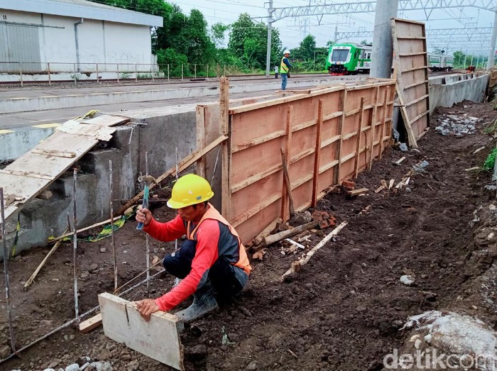 Pembangunan peron baru untuk KRL di Stasiun Ceper Klaten terus berlangsung. Stasiun itu diketahui akan jadi salah satu tempat pemberhentian KRL Yogyakarta-Solo.