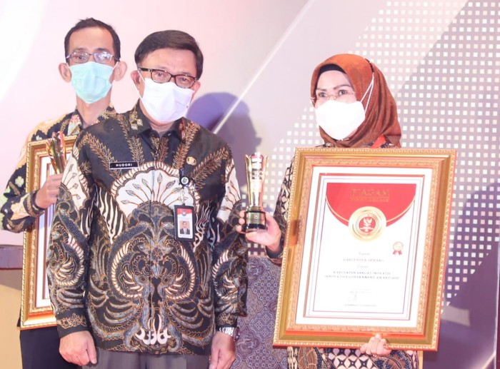 Pemerintah Kabupaten Serang meraih anugerah Innovative Government Award (IGA) 2020 dari Kementerian Dalam Negeri (Kemendagri) dengan Kategori Kabupaten Sangat Inovatif.