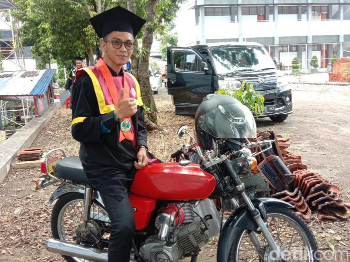 Pemuda di Kuningan menjadi wisudawan berkat uang parkir