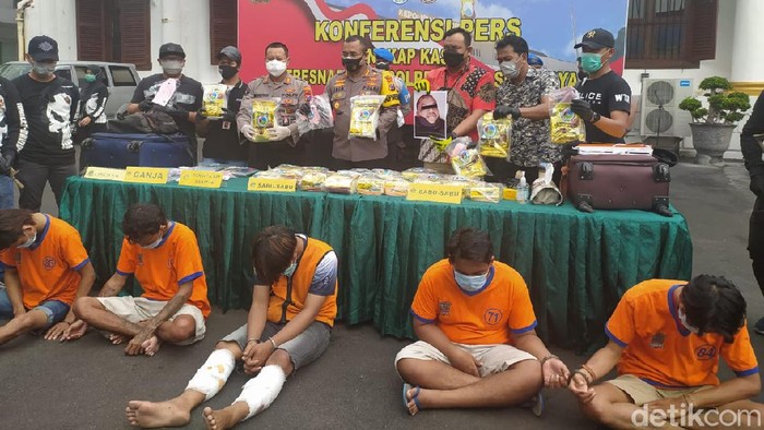 Polisi Surabaya menyita 21 kilogram sabu. Barang bukti tersebut disita dari dua tersangka, di mana salah satunya terpaksa ditembak mati.
