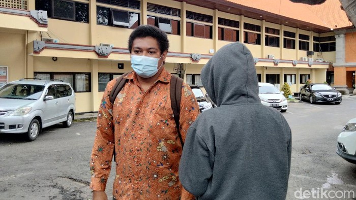 Perempuan berinisial MIS (27) bersama kuasa hukum mendatangi Polda Bali untuk membuat laporan atas dugaan pemerasan yang dilakukan oknum polisi (Angga Riza/detikcom)