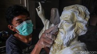 Perajin mengaku mengalami peningkatan pesanan hingga 100 persen jika dibandingkan dengan hari biasa.
