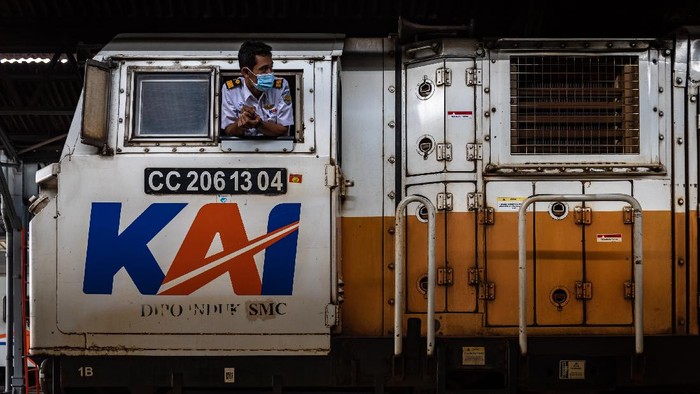 Seorang masinis memeriksa kesiapan rangkaian kereta api (KA) Maharani sebelum berangkat di Stasiun Tawang, Semarang, Jawa Tengah, Jumat (18/12/2020). PT KAI (Persero) Daop 4 Semarang dalam menghadapi masa Angkutan Natal dan Tahun Baru (Nataru) 2020/2021 di tengah Pandemi COVID-19, menyiagakan berbagai fasilitas kesehatan di 12 stasiun, penerapan protokol kesehatan ketat, serta menyiagakan 16 lokomotif untuk perjalanan 56 KA jarak jauh maupun lokal. ANTARA FOTO/Aji Styawan/rwa.