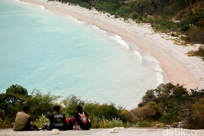 Kawasan Timor Tengah Selatan memiliki beragam destinasi wisata andalan yang tak boleh dilewatkan. Salah satunya adalah Pantai Kolbano. Berikut potretnya.