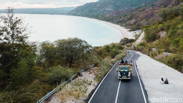 Dengan bebatuan berwarna-warni yang unik ditepi pantai ini, dijamin akan membuat kalian betah bersantai serta berfoto-foto di Pantai Kolbano. Dengan bebatuan berwarna-warni yang unik ditepi pantai ini, dijamin akan membuat kalian betah bersantai serta berfoto-foto di Pantai Kolbano.