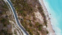 Pantai Kolbano Terletak di Desa Kolbano, Kecamatan Kolbano, Kabupaten Timor Tengah Selatan (TTS) sekitar 135 km dari Ibu Kota Kupang, dibutuhkan waktu sekitar 3-4 jam untuk sampai ke lokasi cantik nan unik ini.