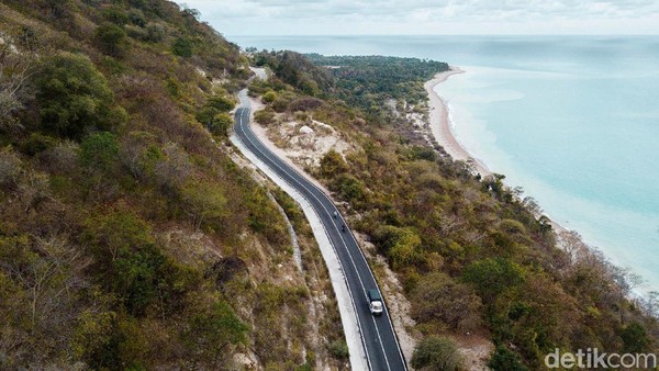 Kondisi jalan menuju kawasan Kolbano cukup variatif, pengunjung akan melewati jalan yang berkelok-kelok dan juga tanjakan dan turunan yang memacu adrenalin. Tapi tenang saja karena sepanjang jalan yang dilewati pengunjung juga akan disuguhkan berbagai pemandangan dan panorama alam yang beragam seperti sawah dan ladang penduduk desa sekitar, hamparan perbukitan dan tebing-tebing yang menjulang gagah juga beberapa rumah adat khas setempat. Kondisi jalan menuju kawasan Kolbano cukup variatif, pengunjung akan melewati jalan yang berkelok-kelok dan juga tanjakan dan turunan yang memacu adrenalin. Tapi tenang saja karena sepanjang jalan yang dilewati pengunjung juga akan disuguhkan berbagai pemandangan dan panorama alam yang beragam seperti sawah dan ladang penduduk desa sekitar, hamparan perbukitan dan tebing-tebing yang menjulang gagah juga beberapa rumah adat khas setempat.
