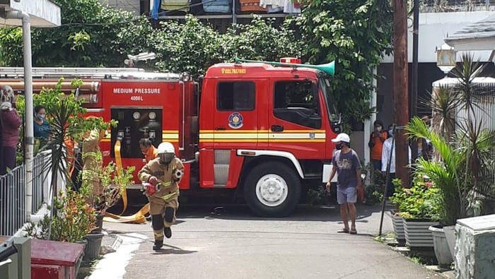 Kelalaian Mematikan: Kebakaran Hanguskan Warung Soto di Jaksel Akibat Kompor Terlupa