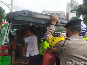 Polisi Amankan Ambulans Bawa Logistik Aksi 1812