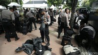 Kabid Humas Polda Metro Jaya Kombes Yusri Yunus mengatakan pengamanan di sekitar kawasan Istana Negara, personel juga disebar di beberapa titik rawan massa.